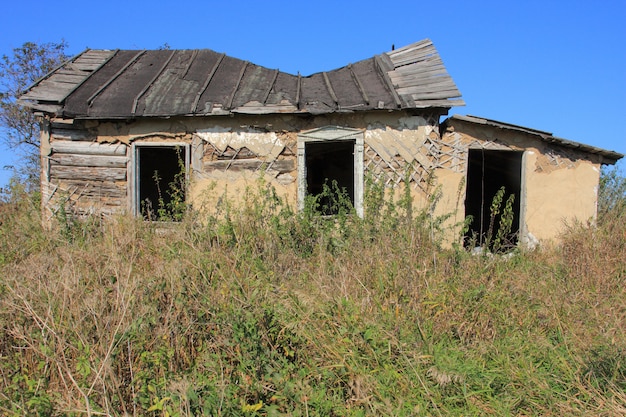 Oud, verwoest huis op het platteland.