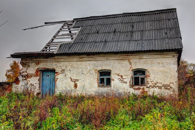 Oud, verwoest huis op het platteland.