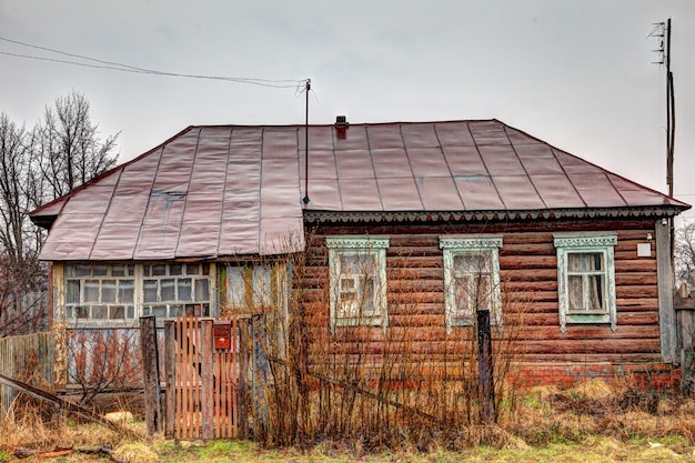 Oud, verwoest huis op het platteland.