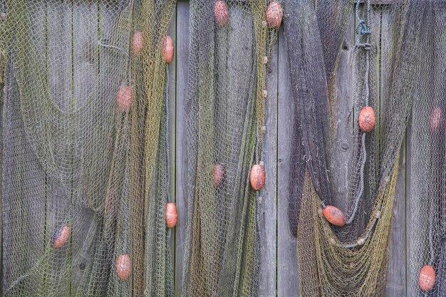 Oud visnet op een houten hek. Achtergrond