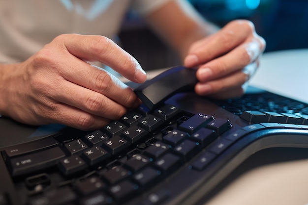 Oud vuil computertoetsenbord met verwijderde sleutels de hulpmiddelen voor reparatie en reiniging op de tafel in de