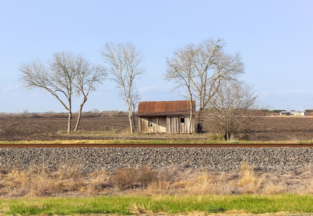 Foto oud western cowboyhuis in cultuur en naast het spoor in texas