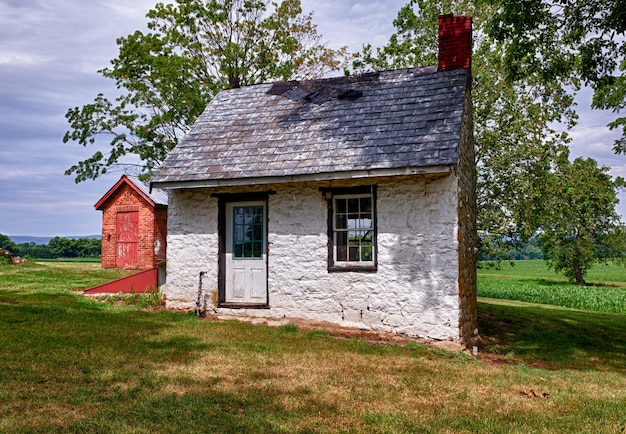 Oud wit huis op landbouwgrond