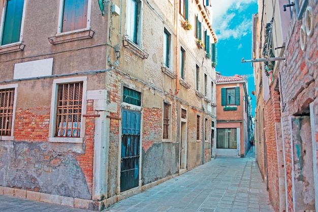 Oude achterafstraat in Venetië, Italië