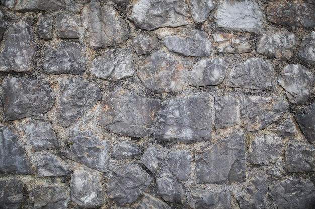 Oude afbrokkelende stenen muur in een kasteel