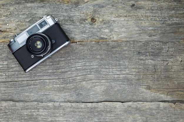 Oude analoge camera op houten ondergrond