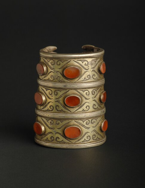 Oude antieke armband met stenen op zwarte achtergrond. Midden-Aziatische vintage sieraden