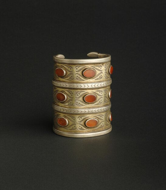 Oude antieke armband met stenen op zwarte achtergrond. Midden-Aziatische vintage sieraden
