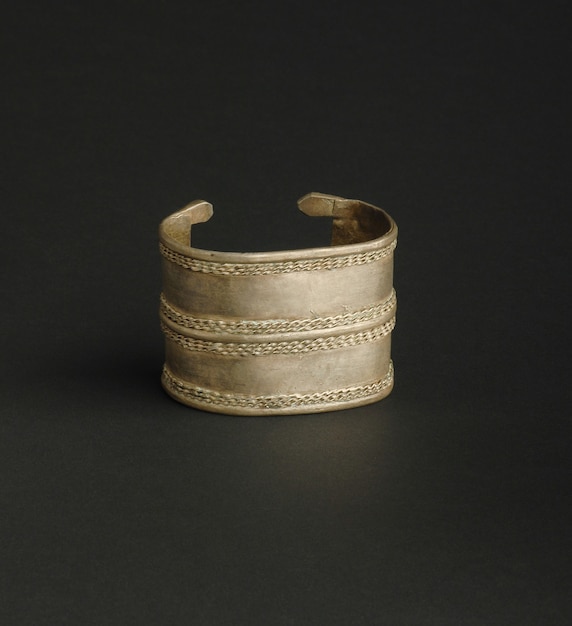 Oude antieke armband op zwarte achtergrond. Midden-Aziatische vintage sieraden