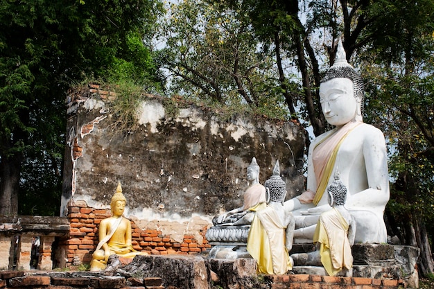 Oude antieke Boeddhabeeld en ruïnes oud gebouw voor thaise mensen reizen bezoek en respect bidden zegen wens heilige mysterie aanbidding in Wat Phra Si Rattana Mahathat tempel in Suphan Buri, Thailand