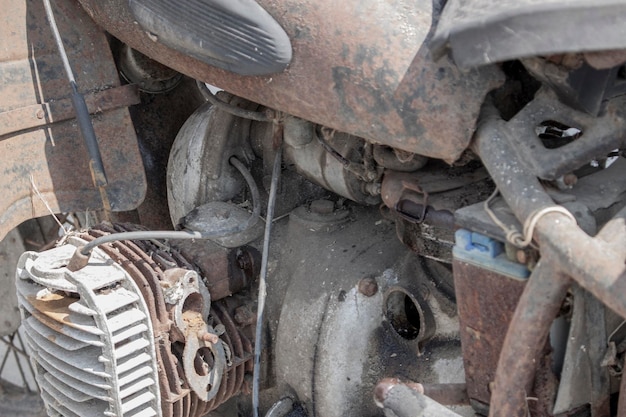 Oude antieke fiets bedekt met roest Motor retro moto vuil en plaque