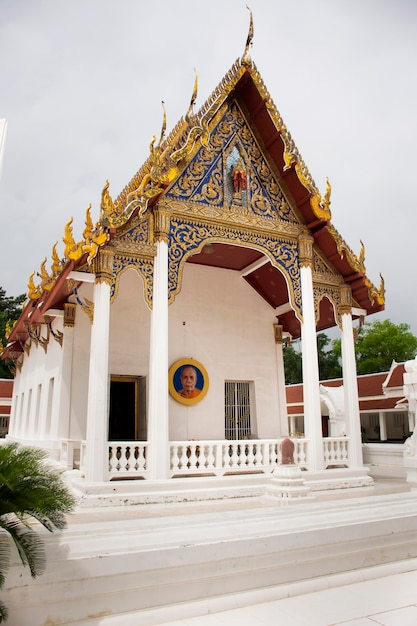 Oude antieke gebouw ubosot voor Thaise mensen reizigers reizen bezoeken en respecteren biddende Boeddha zegen heilige aanbidding van Wat Bot Bon tempel in Bang Kruai op 20 maart 2022 in Nonthaburi Thailand