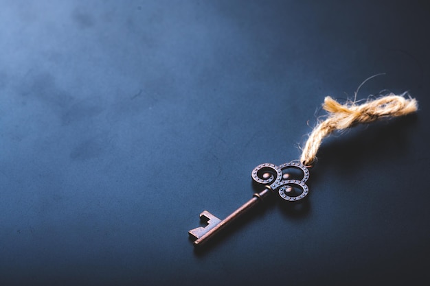 Foto oude antieke sleutel voor concept van slot retro deursleutel metalen beveiligingsobject in vintage gouden kleur voor slot of ontgrendel veiligheidsgeheim concept