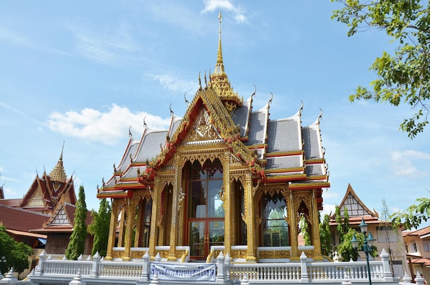 Oude architectuur antiek gebouw ubosot kerk van Wat Bang Phai tempel koninklijk klooster voor Thaise mensen reizen bezoek respect biddende Boeddha in Bangbuathong op 30 juli 2011 in Nonthaburi Thailand