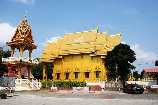 Oude architectuur antiek gebouw ubosot kerk van Wat Daeng Pracharat tempel voor Thaise mensen reizen bezoek en respect biddende Boeddha heilig in Bang Kruai op 15 maart 2022 in Nonthaburi Thailand