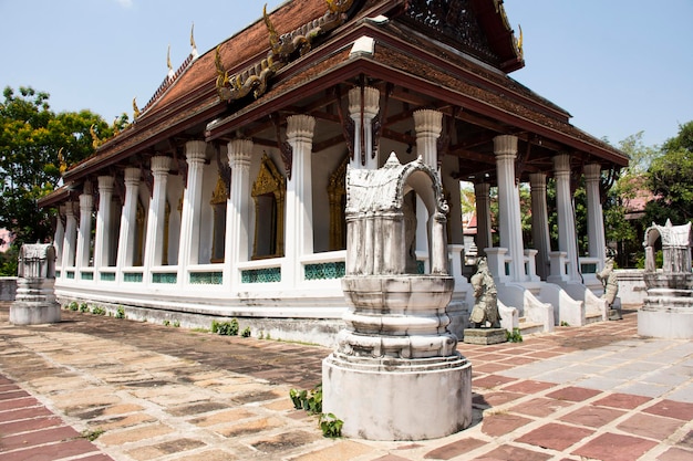 Oude architectuur antiek gebouw ubosot kerk voor Thaise mensen en buitenlandse reizigers reizen bezoek en respect biddende Boeddha zegen heilige aanbidding bij Wat Pho Bang O tempel in Nonthaburi Thailand