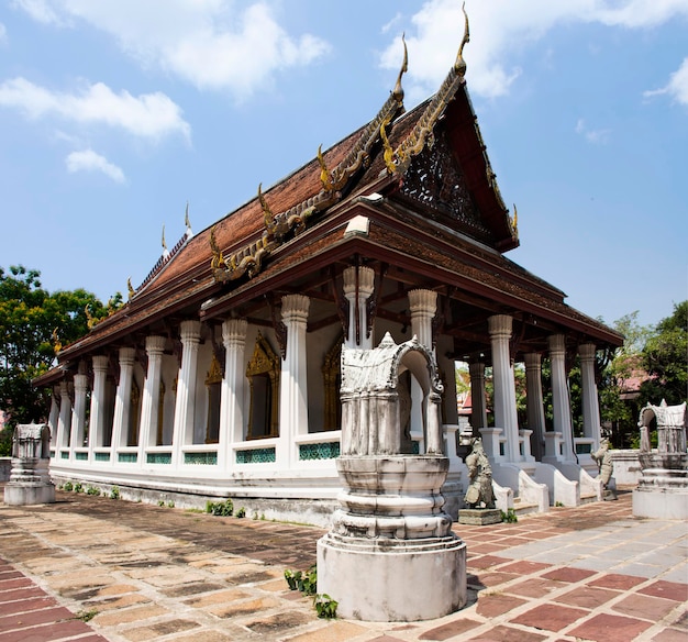 Oude architectuur antiek gebouw ubosot kerk voor Thaise mensen en buitenlandse reizigers reizen bezoek en respect biddende Boeddha zegen heilige aanbidding bij Wat Pho Bang O tempel in Nonthaburi Thailand