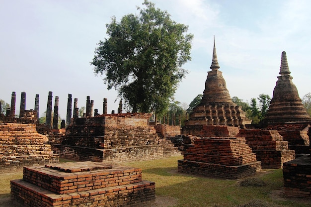 Oude architectuur uit de oudheid en antieke ruïnes bouwen voor Thaise mensen reizigers reizen bezoeken respect bidden in Si Satchanalai Historical Park en Unesco World Heritage Site in Sukhothai Thailand