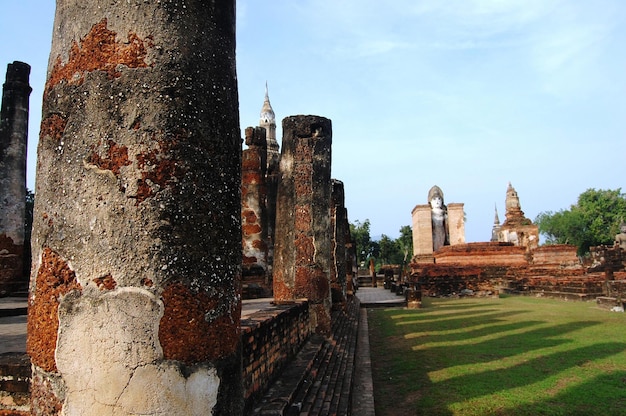 Oude architectuur uit de oudheid en antieke ruïnes bouwen voor Thaise mensen reizigers reizen bezoeken respect bidden in Si Satchanalai Historical Park en Unesco World Heritage Site in Sukhothai Thailand