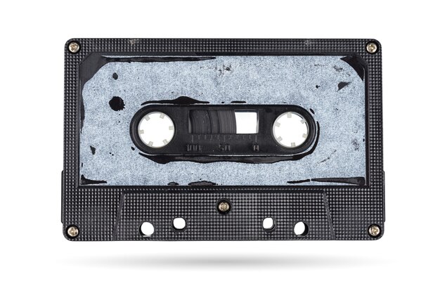 Oude audio tape compact cassette geïsoleerd op wit met uitknippad