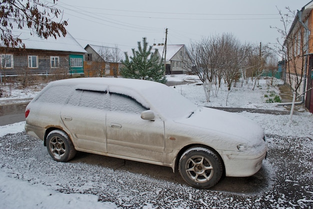 Foto oude auto bedekt met sneeuw ryazan regio rusland