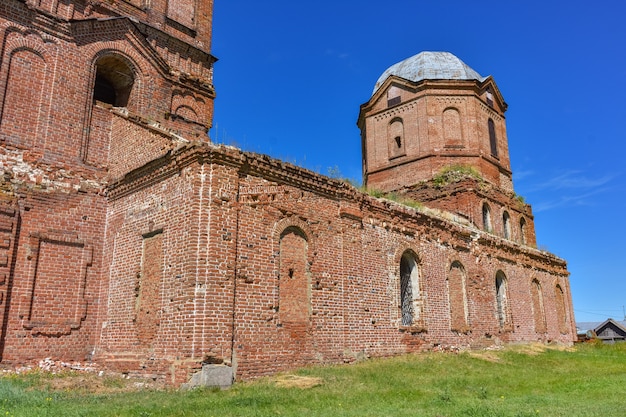 Oude baksteen verlaten orthodoxe kerk. een verlaten kerk in het dorp