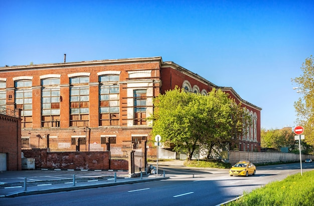 Oude bakstenen gebouw van de elektrische centrale preobrazhenskaya embankment yauza river moskou