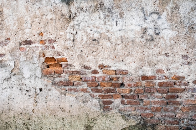 Oude bakstenen muur met barstentextuur