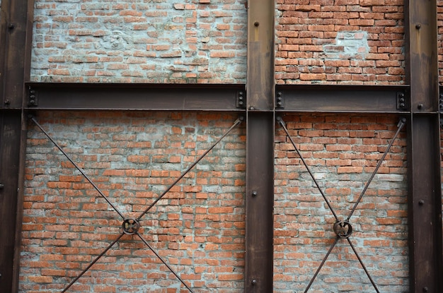 Oude bakstenen muur met stalen balkconstructie