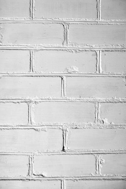 Oude bakstenen muur schilderde witte verf