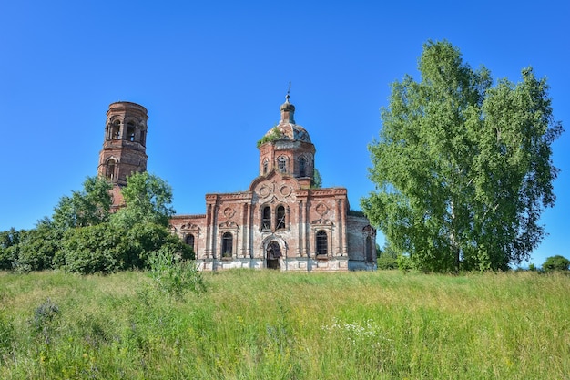 Oude bakstenen verlaten orthodoxe kerk verlaten kerk in het dorp verlaten rode bakstenen kerk