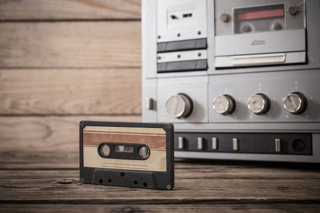 Oude bandrecorder en cassette op houten tafel