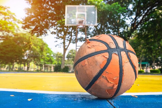 Oude basketbal op het basketbalveld