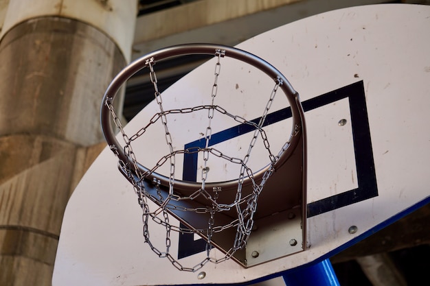 Foto oude basketbalhoepel in de straat