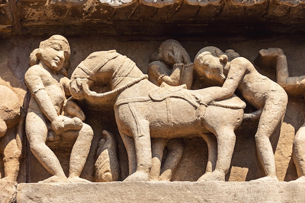 Oude beeldhouwwerken in Khajuraho-tempel India