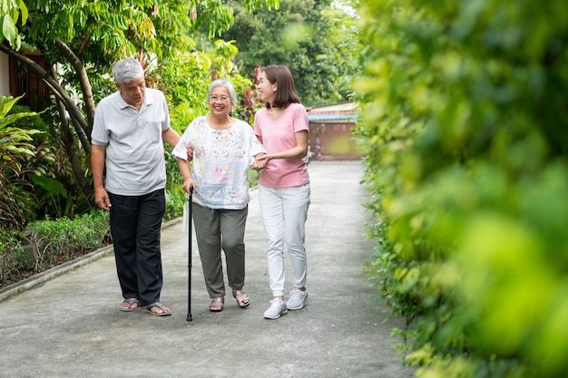 Oude bejaarden die een wandelstok gebruiken om hun evenwicht te bewaren. Concept van liefde en zorg voor het gezin