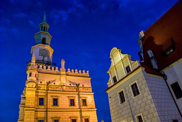 Oude beroemde vierkante markt met restaurants en café in Poznan