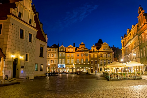 Oude beroemde vierkante markt met restaurants en café in Poznan