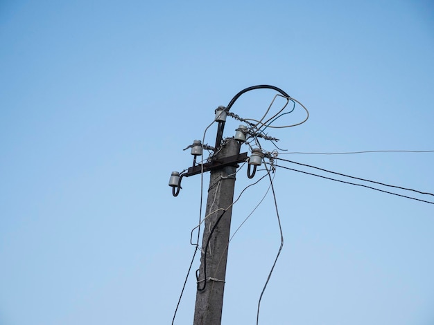 Oude beschadigde elektrische paal hoogspanningslijnen