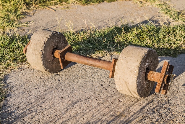 Foto oude betonnen sport kettlebell in de natuur close-up