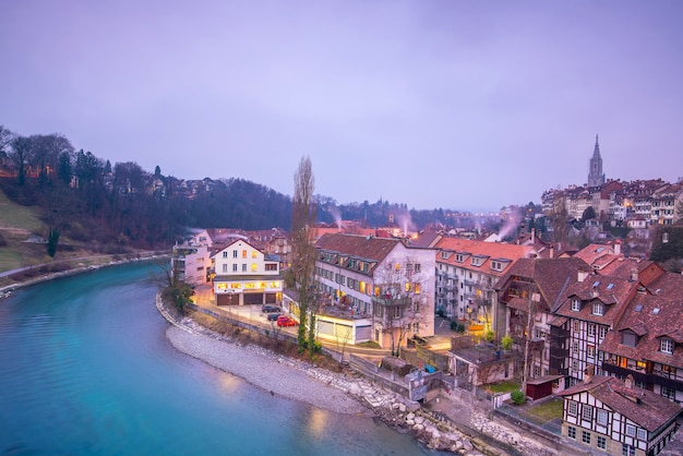 Oude binnenstad van Bern, hoofdstad van Zwitserland in Europa in de schemering