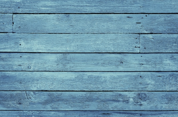 Oude blauwe sjofele houten planken met gebarsten kleurenverf