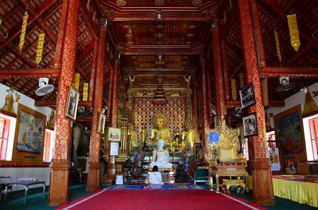 Oude boeddha in antieke ubosot van Wat Phra Singh of Phra Sing tempel voor Thaise reizigers bezoeken respect bidden zegen wens mythe mystieke aanbidding op 24 februari 2015 in Chiang Rai Thailand