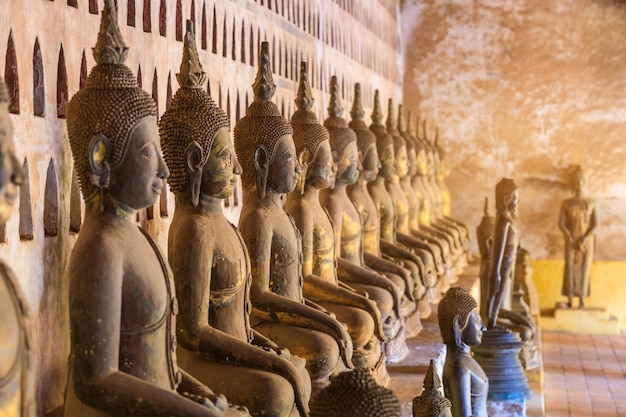 Oude Boeddha in de tempel van Vientiane