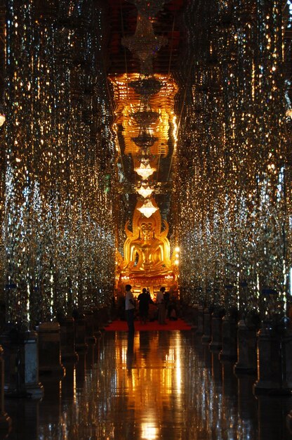 Oude boeddha in glazen kathedraal voor Thaise mensen reiziger reisbezoek respect bidden zegen wensen geluk heilig mysterie bij Wat Chantaram of Tha Sung Crystal in Uthaithani stad in Uthai Thani Thailand