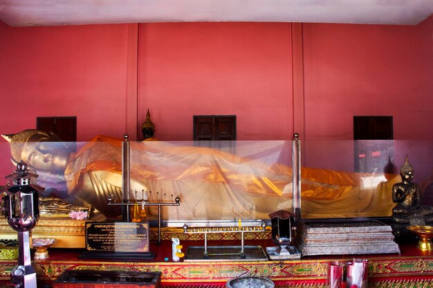 Oude Boeddha liggende houding standbeeld van Wat San Chao en Makham Tempel voor Thaise mensen reizen bezoek respect bidden zegen wens heilig mysterie op 6 november 2023 in Pathum Thani Thailand