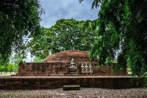 Oude boeddhafiguren in sri sukhot-tempel is een oude boeddhistische tempel in chan palace is een boeddhistische tempel het is een belangrijke toeristische attractie in phitsanulokthailand