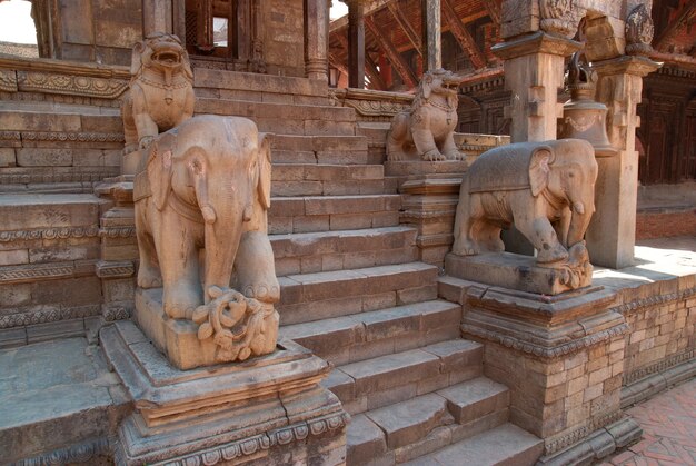 Oude boeddhistische beelden op Bhaktapur-plein. Kathmandu, Nepal