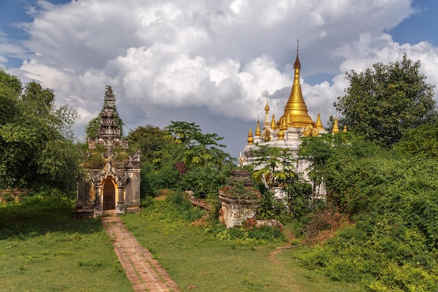 Oude boeddhistische pagode en stoepa in Bagan Myanmar Birma werelderfgoed Pad naar ingang