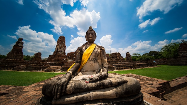 Foto oude boedha in phra mahathat-tempel ayutthaya, het oriëntatiepunt van thailand